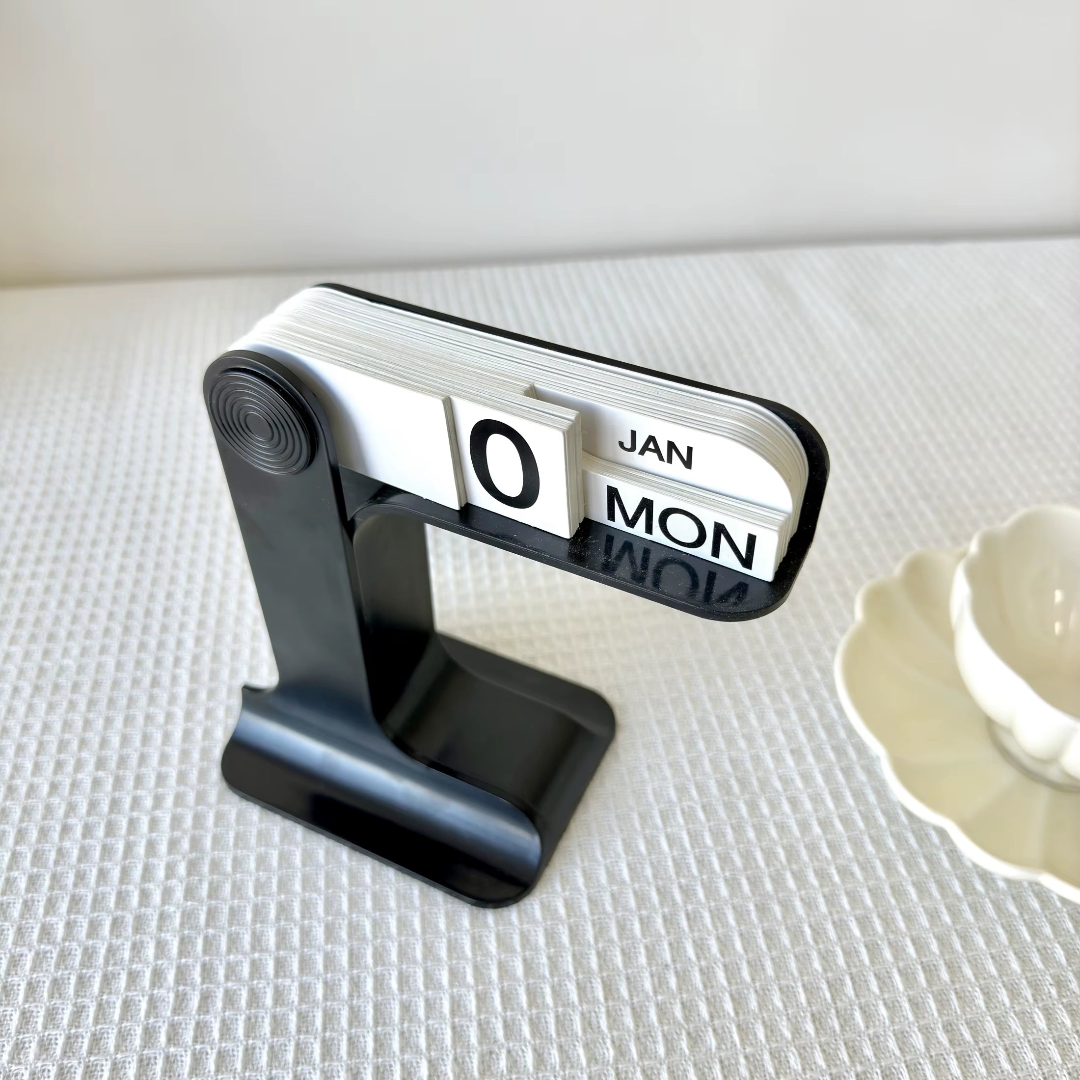 Daily Marker — Minimal Perpetual Desk Calendar