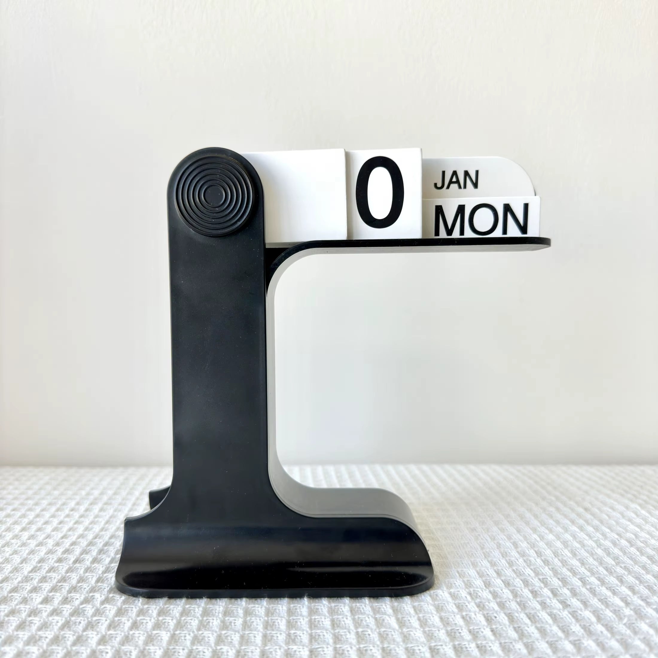Daily Marker — Minimal Perpetual Desk Calendar