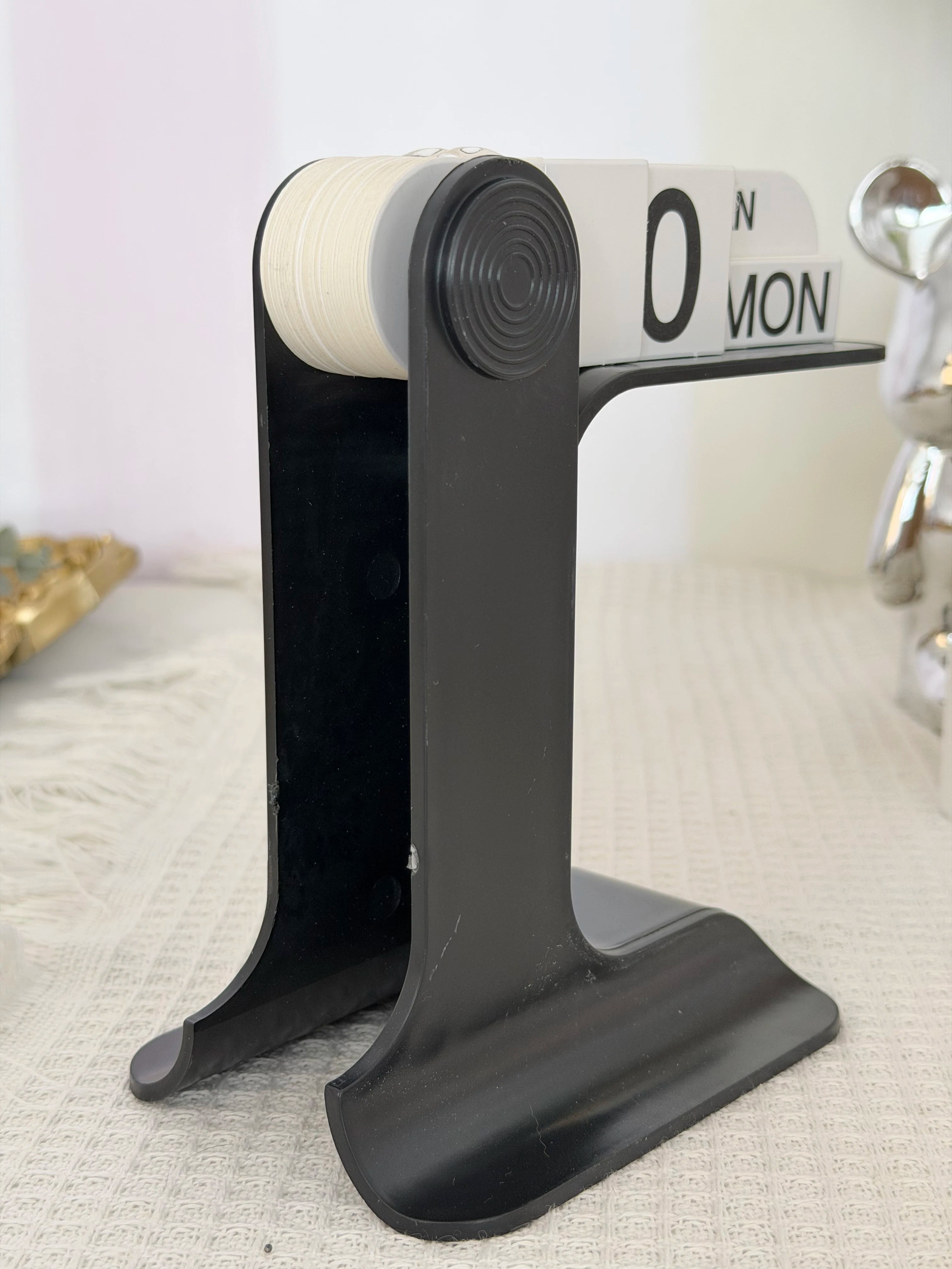 Daily Marker — Minimal Perpetual Desk Calendar